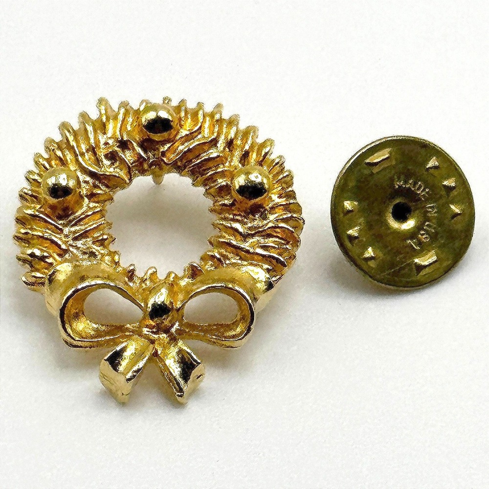Vintage Gold Tone Christmas Wreath Lapel Pin Holiday Bow Textured Brooch USA